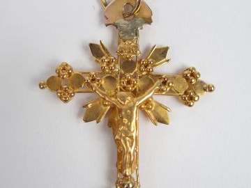 Croix de communiante en or jaune, décor double face (soudure). 4,5cm P