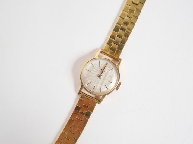 ETERNA. Montre de dame, boitier rond en or jaune et bracelet maille pl