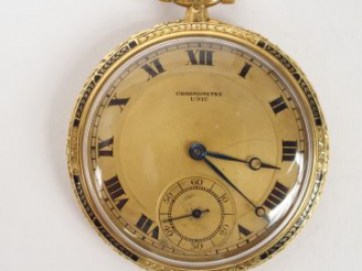Vente aux enchères UNIC. Montre de gousset en or jaune décor gravé d'émail noir, chronomè