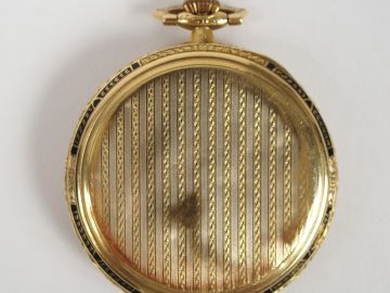 UNIC. Montre de gousset en or jaune décor gravé d'émail noir, chronomè