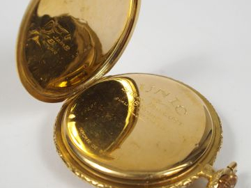 UNIC. Montre de gousset en or jaune décor gravé d'émail noir, chronomè