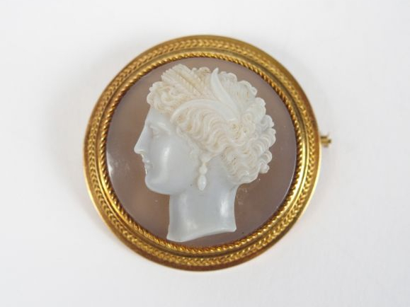 Broche camée Napoléon III sur pierre dure, monture or, décor de femme 