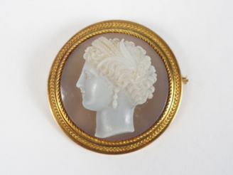 Vente aux enchères Broche camée Napoléon III sur pierre dure, monture or, décor de femme 
