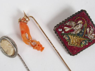 Vente aux enchères Broche en micromosaïque décor de panier de fleurs et de colombes. On y