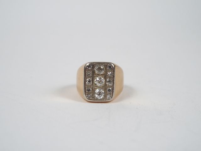 Chevalière or jaune, pavée de diamants taille ancienne dont 3 pesant 1