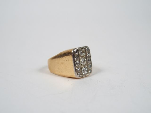 Chevalière or jaune, pavée de diamants taille ancienne dont 3 pesant 1