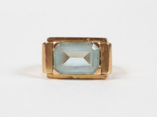 Bague "tank" monture or jaune ornée d'une aigue marine taille rectangu