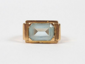 Vente aux enchères Bague "tank" monture or jaune ornée d'une aigue marine taille rectangu