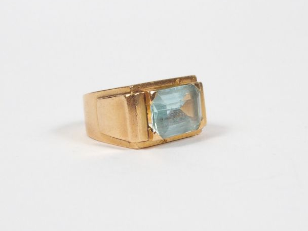 Bague "tank" monture or jaune ornée d'une aigue marine taille rectangu