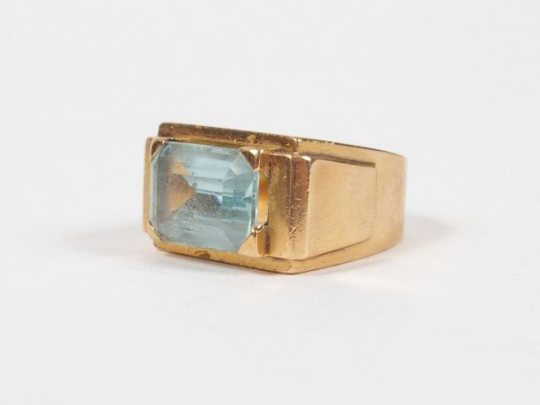 Bague "tank" monture or jaune ornée d'une aigue marine taille rectangu