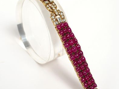 GUBELIN. Bracelet Art déco monture or jaune, pavage de 150 rubis caboc