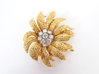 Vente aux enchères VAN CLEEF   ARPELS. Broche en or jaune, monture platine en forme de fl