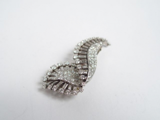 Vente aux enchères CHAUMET. Broche monture platine et or blanc, stylisant un feuillage en