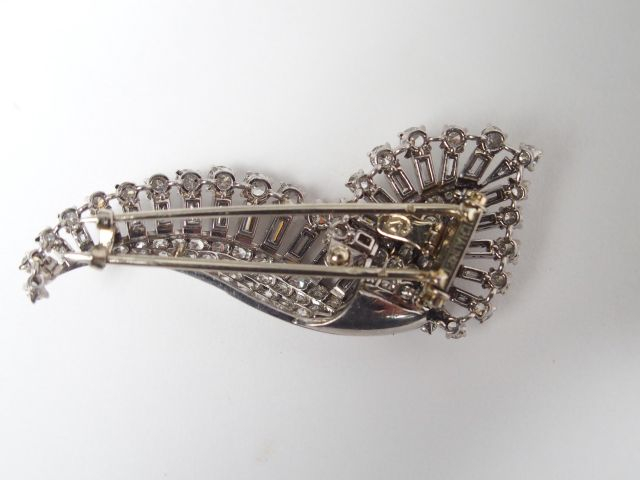 CHAUMET. Broche monture platine et or blanc, stylisant un feuillage en