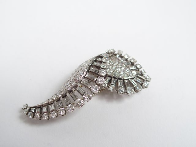 CHAUMET. Broche monture platine et or blanc, stylisant un feuillage en