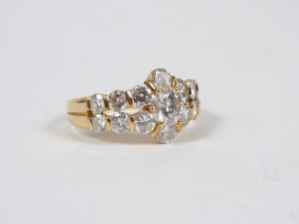 Vente aux enchères Bague monture or jaune années 20 en forme de fleur ornée en son centre