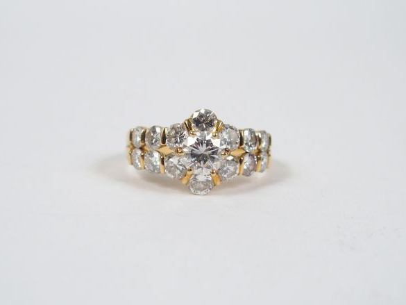 Bague monture or jaune années 20 en forme de fleur ornée en son centre