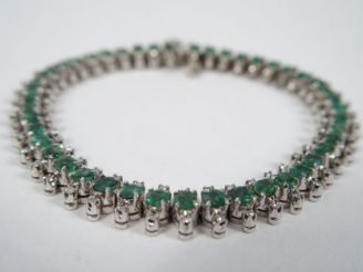 Vente aux enchères Bracelet monture or blanc 14K, rivière d'émeraudes taille brillant de 