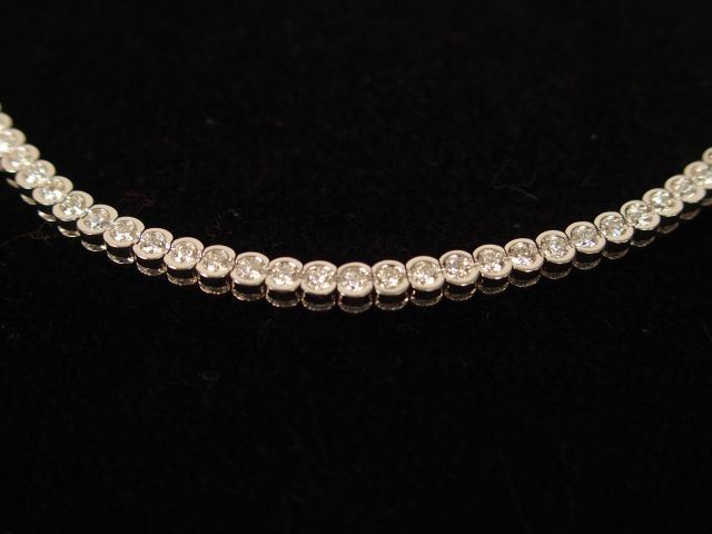 Rivière de brillants monture or gris, fermoir à cliquet, composée de 1