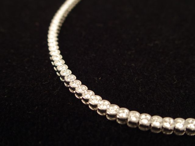 Rivière de brillants monture or gris, fermoir à cliquet, composée de 1