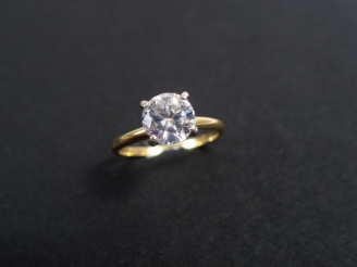 Vente aux enchères Solitaire monture or jaune, orné d'un diamant demi-taille de 1,40cts e