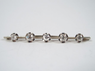 Vente aux enchères Broche monture or blanc ornée de 5 diamants taille ancienne de 0,30cts