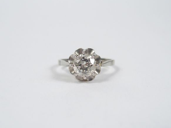 Solitaire monture or blanc, orné d'un brillant de 1,15cts environ. TDD