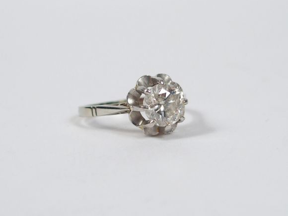 Solitaire monture or blanc, orné d'un brillant de 1,15cts environ. TDD