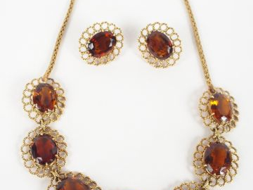 Parure en or jaune comprenant un collier ras de cou composé de 6 médai