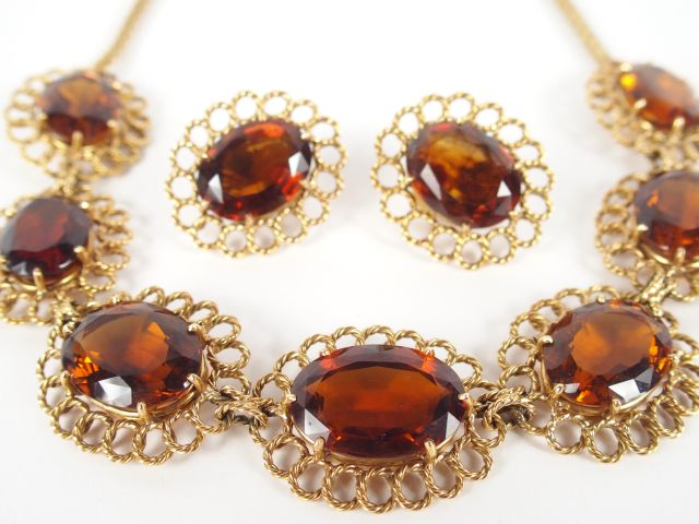 Parure en or jaune comprenant un collier ras de cou composé de 6 médai