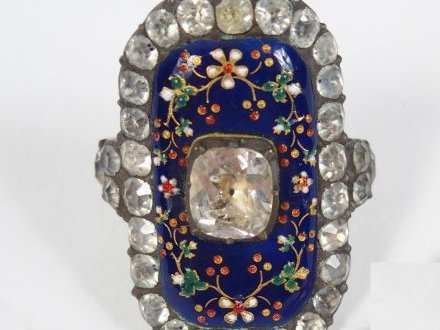 Bague ancienne en émail et verroterie, monture or et argent.