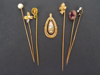 Vente aux enchères 6 épingles à cravate monture or ou métal doré. On y joint un pendentif
