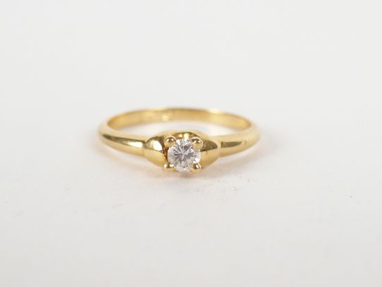 Bague solitaire monture or jaune, ornée d'un brillant de 0,15cts envir