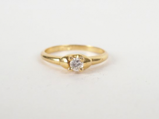 Vente aux enchères Bague solitaire monture or jaune, ornée d'un brillant de 0,15cts envir