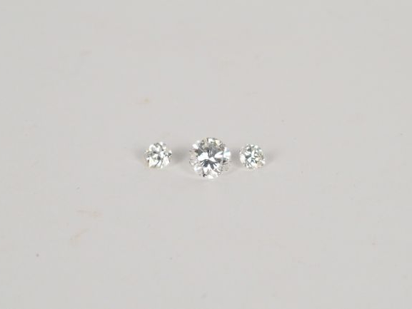 3 diamants sur papier: -diamant taille moderne de 0,50cts environ (bel