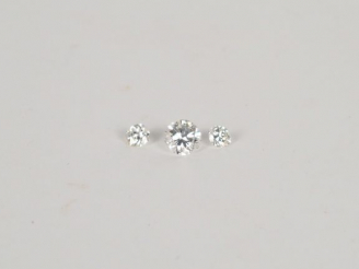 Vente aux enchères 3 diamants sur papier: -diamant taille moderne de 0,50cts environ (bel