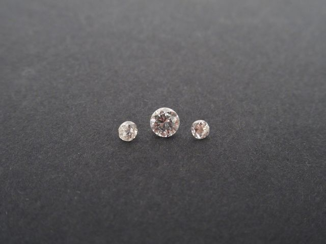 3 diamants sur papier: -diamant taille moderne de 0,50cts environ (bel