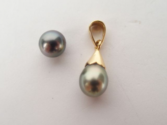 Vente aux enchères Perle grise baroque montée en pendentif, bélière en or jaune. On y joi
