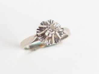 Vente aux enchères Solitaire monture or blanc, ornée d'un brillant de 0,10cts environ. TD