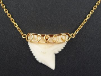 Vente aux enchères Dent de requin montée en pendentif, monture or jaune et chaîne or jaun