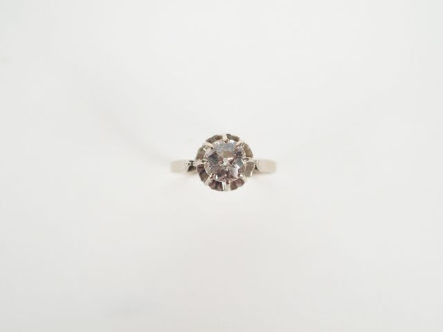 Solitaire monture or blanc orné d'un diamant taille ancienne de 0,75ct