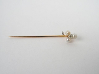 Vente aux enchères Epingle à cravate en or jaune, ornée d'un diamant taille ancienne et d
