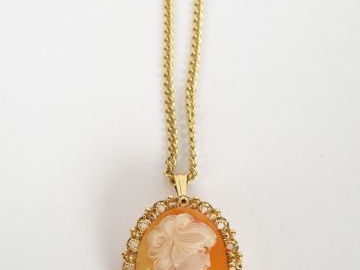 Camée coquille monté en pendentif entourage or, chaîne métal doré.