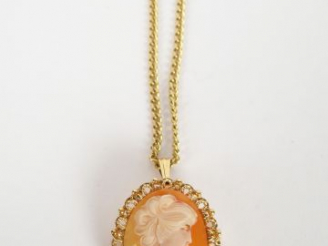 Vente aux enchères Camée coquille monté en pendentif entourage or, chaîne métal doré.