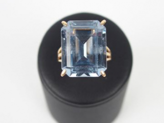 Vente aux enchères Bague monture or jaune ornée d'un spinelle synthétique taille rectangl