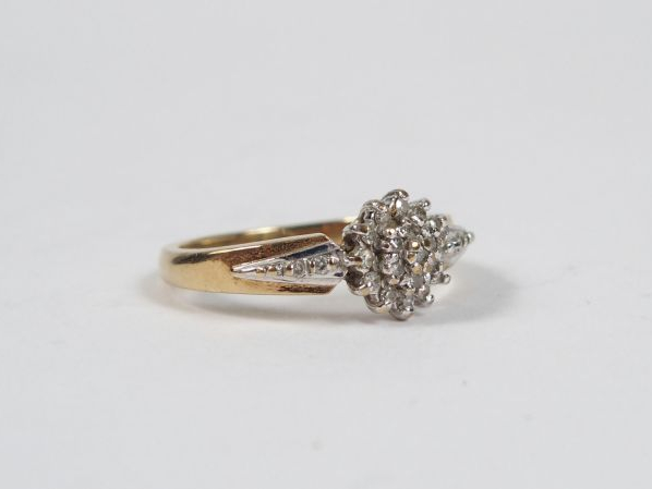 Bague monture or jaune 9K décor de fleur pavée de petits brillants. TD