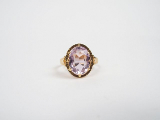Vente aux enchères Bague monture or jaune 14K, ornée d'une améthyste taille ovale facetée