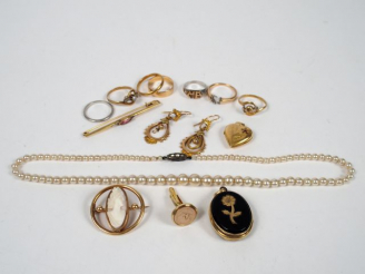 Vente aux enchères Lot de sept bagues, paire de perce-oreilles, broche et pendentif cœur,