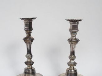 Vente aux enchères Paire de flambeaux XVIIIème en argent, armoriés, base à contours, fût 