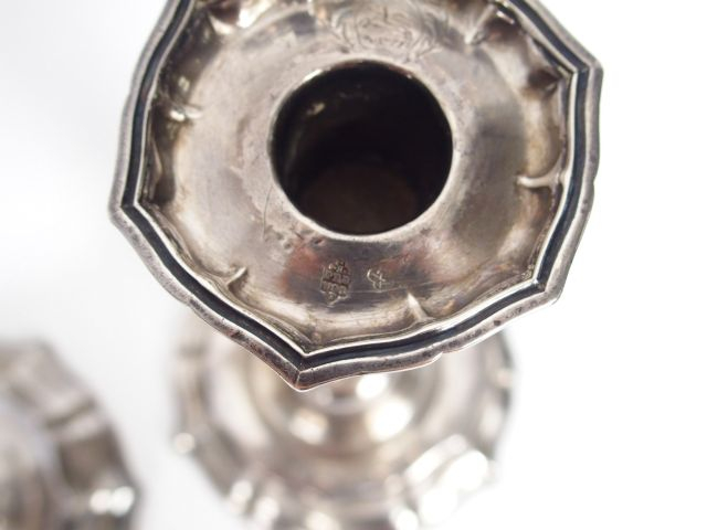 Paire de flambeaux XVIIIème en argent, armoriés, base à contours, fût 